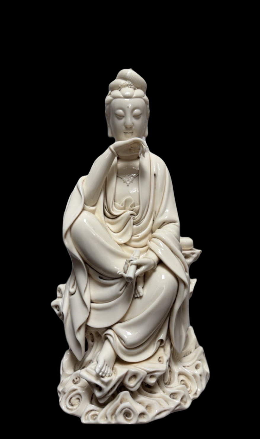 明代德化窑何朝宗款观音造像。何朝宗活跃于嘉靖至万历年间，被后世称为瓷圣，擅长制作瓷塑人物造型，尤其是佛造像，其中观音造像更具代表性。本尊观音造像为德化瓷早期，玉质感极强，透光粉色，越到后期由于材料耗尽出现淡粉色，象牙黄，猪油白，鹅绒白色。何朝宗佛造像尤其是观音造像，其开脸丰腴，脸型圆润饱满，弯眉细目，眼睑微垂，嘴角含蓄笑意，衣袍褶皱宛如丝绸般飘逸。本尊观音造像整体造型线条精准流畅，气宇轩昂，整体人物雕刻活灵活现，是存世罕见的何朝宗本人早期作品。.jpg
