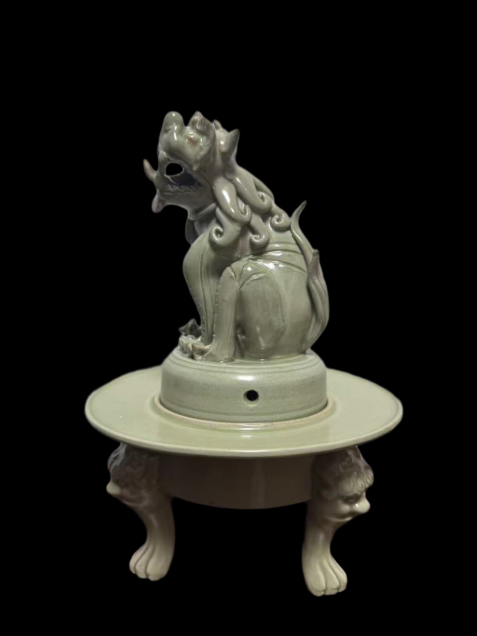 唐代越窑秘色瓷狻猊香薰炉。狻猊香薰炉是中式香道最经典的瑞兽熏香炉，原型为龙生九子第五子，形似雄狮，喜静久坐、酷爱烟火，古人便将它塑为香炉造型。古称金猊吐雾，宋代时被称作狻猊出香。本器为盛唐时期宫廷御用香薰器或庙供器，釉水呈青绿色，有宝石般质感泛水波粼粼之美，狻猊雕塑线条流畅、形象逼真，品相出众，同款传世品稀罕。.jpg